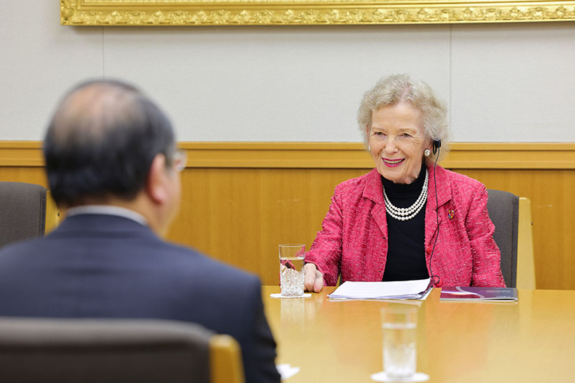 La presidenta de The Elders visita la sede de la Soka Gakkai Mary Robinson, expresidenta de Irlanda