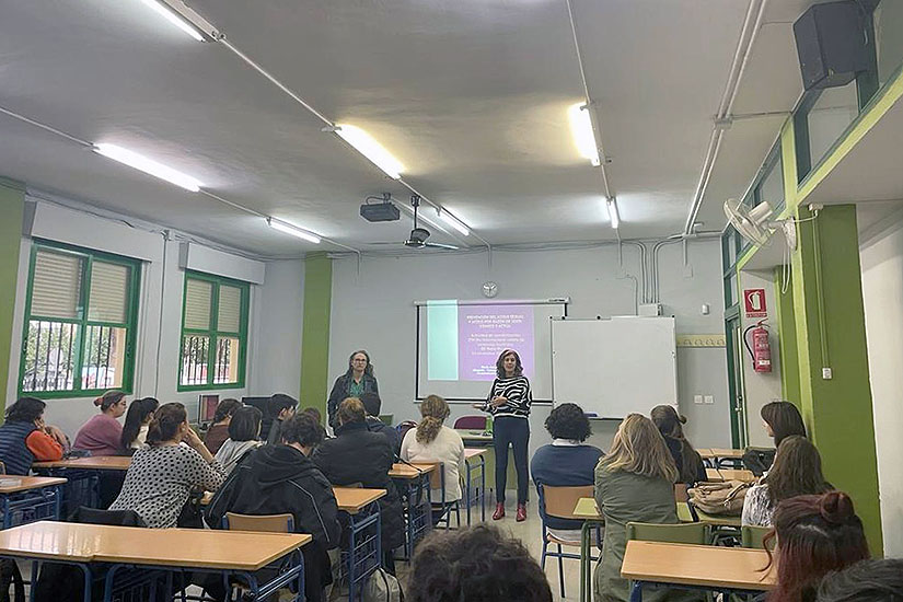 Atesorar a cada joven, comprometida con su aprendizaje y su desarrollo Paqui Cabeza, docente en un instituto