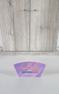 Tarjeta con el lema de la Soka Gakkai para 2026 (versión compacta)